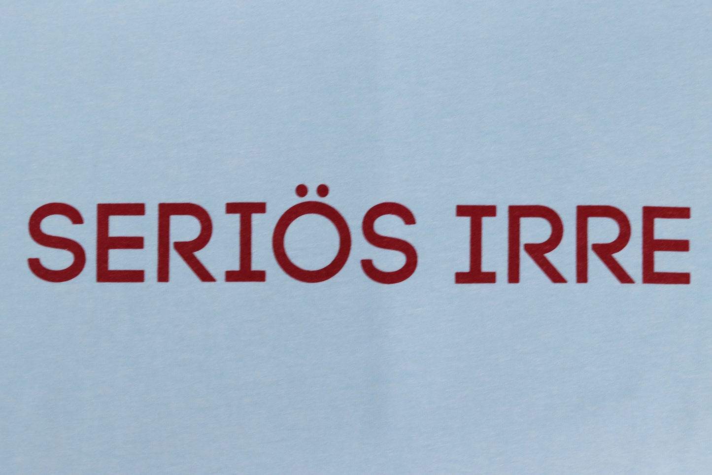 T-Shirt "seriös irre" - hellblau