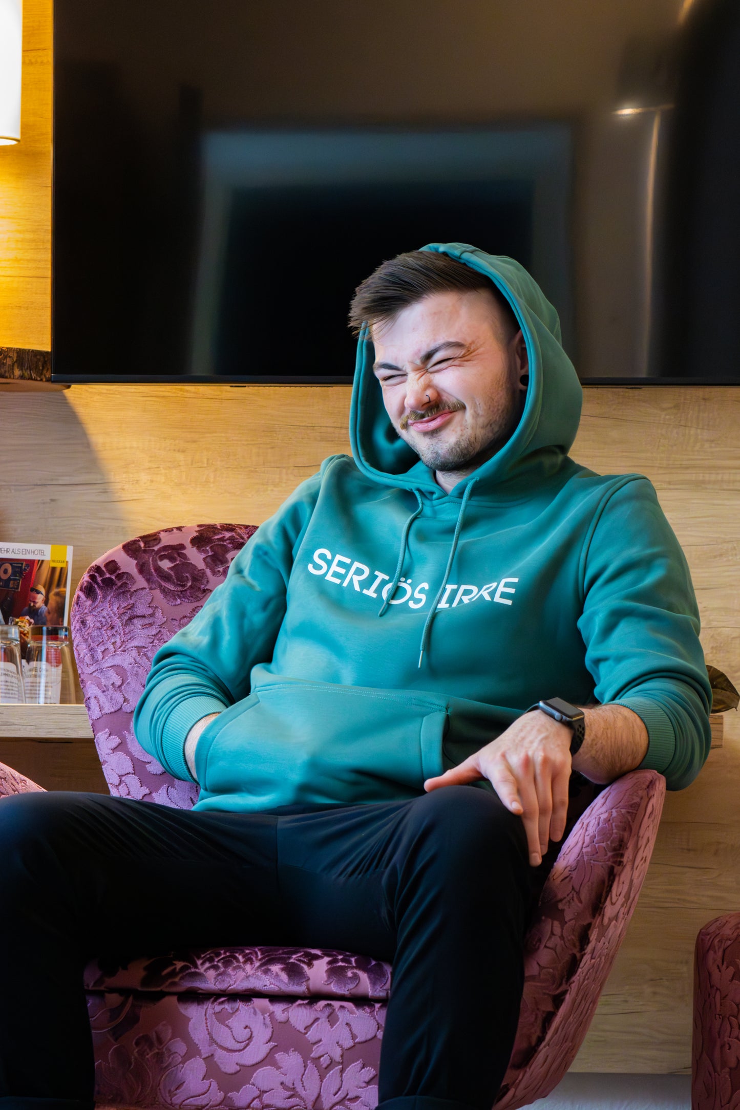 Hoodie "seriös irre" - grün